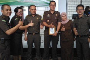  Sebelum pisah sambut, Kasi Pidsus Novan Benhardi berfoto bersama rekannya di jajaran